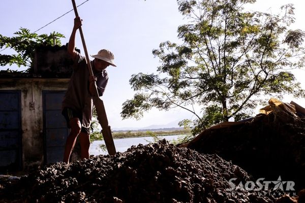 Đất sét được mua tại Duy Xuyên, Điện Bàn. Đất sét khi mua về phải được người thợ dùng dầm để xử lý đất tơi ra.