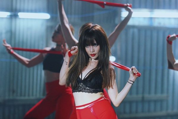 Vốn theo đuổi phong cách sexy, gợi cảm nên ở sản phẩm lần này, cô lại có những cảnh diện nội ý “đốt mắt” người xem.