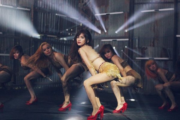 Don’t Want You là một sáng tác có chủ đề về ngoại tình. Ca khúc nói lên sự mạnh mẽ của cô gái khi bị người yêu phản bội. Khác hẳn mường tượng của khán giả về những ca khúc có nội dung tương tự, ca từ và giai điệu của nó không một chút ủy mị, sầu não. Trái lại, từng lời trong bài hát thể hiện cá tính, sự quyết tâm của cô gái quyết dứt tình không một chút nuối tiếc. Hơn ai hết, cô gái biết trước thực tế nếu cứ cố níu kéo tình yêu bởi “Rồi ngày mai đây sẽ vỡ tan thôi mà/Mình đừng cố gắng ngậm trên môi chén đắng”. Chia tay dường như là cách tốt nhất “Để ngày sau ta không oán trách thật nhiều” và để “Không cho nhau muộn phiền sầu anh nhé”.