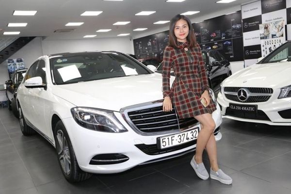 Ngoại thất Mercedes-Benz S 400 2015 với lưới tản nhiệt 4 thanh ngang chrome đặc trưng, mâm xe 18 inches 5 chấu kép, nẹp chỉ mạ chrome trên cản trước, cản sau và thân xe, chụp ống xả kép mạ bóng tích hợp với cản sau, cửa sổ trời siêu rộng Panorama chỉnh điện…