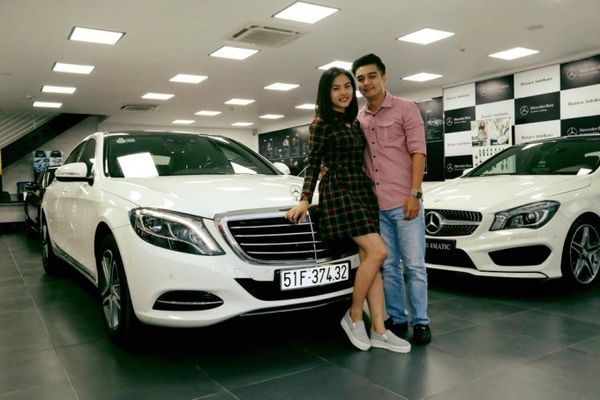 Vân Trang được bạn trai Việt kiều Australia tháp tùng đi nhận xe. Cô dự định sẽ tổ chức đính hôn vào cuối năm và tháng 3 năm sau sẽ lên xe hoa.