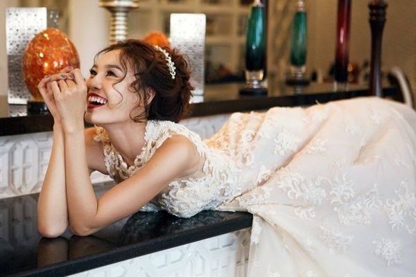 Ngoài ra động lực để Lan Ngọc thực hiện bộ ảnh này vì ngẩn ngơ trước việc “soái ca” Huỳnh Hiểu Minh đã chính thức có vợ.