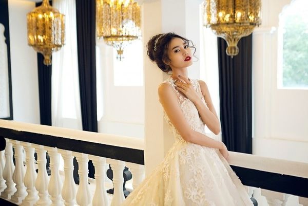 Cùng những chiếc váy cưới trắng trong veo kết hợp cùng màu son đỏ rực rỡ, Lan Ngọc phần nào biến giấc mơ của mình thành sự thật, trở thành một ngọc nữ thực quyến rũ nhưng vẫn đầy mơ mộng.