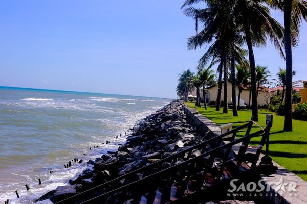 Các resort đã tự bỏ chi phí đầu từ kè đá nhưng phương án này được cho là thiếu hiệu quả khi mùa bão lũ đang đến gần.