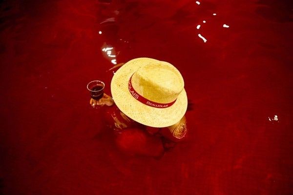 Người phụ nữ ngâm mình trong bể nước màu rượu và thưởng thức ly rượu vang tại khu nghỉ dưỡng Kowakien Yunessun, tỉnh Hakone. Đây cũng là hoạt động kỷ niệm Ngày lễ rượu vang Beaujolais Nouveau truyền thống của Pháp, diễn ra thường niên vào nửa đêm thứ 5 thứ 3 trong tháng 11.