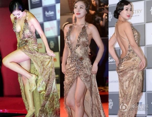 Diễn viên kiêm ca sĩ Han Soo Ah hút ống kính vì váy khoe đôi gò bồng đảo làm người đối diện "nhức mắt". Cô nàng sinh năm 1987 bị phê bình là lợi dụng bộ đầm xẻ tà quá cao, cố tình tạo tình huống vướng giày cao gót để làm lộ toàn bộ chân và đùi.