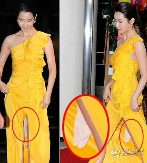 Lee Da Hae khi đi bộ trên thảm đỏ với chiếc váy vàng gây xôn xao bởi vật thể lạ phía sau váy. Truyền thông Hàn Quốc cho rằng đây là giấy vệ sinh.