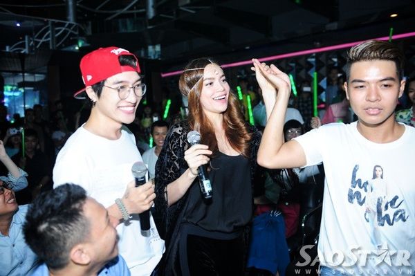 Nhạc sĩ Châu Đăng Khoa - Đỗ Hiếu giữ vai trò MC. Trong chương trình, cả hai có những màn đối đáp vui nhộn cùng chủ nhân buổi tiệc.