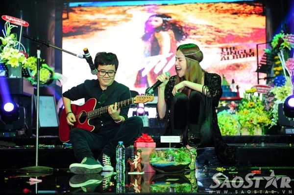 “Nữ hoàng giải trí” khép lại buổi offline bằng tiết mục mashup ngẫu hứng 60 năm cuộc đời - Nếu có yêu tôi cùng nhạc sĩ Phương Uyên như một lời cảm ơn chân thành dành cho toàn bộ khán giả hâm mộ - những người luôn yêu thương và đồng hành với mình trong suốt chặng đường sự nghiệp đã qua. Ngày 26/11, cô sẽ chính thức phát hành MV Destiny.