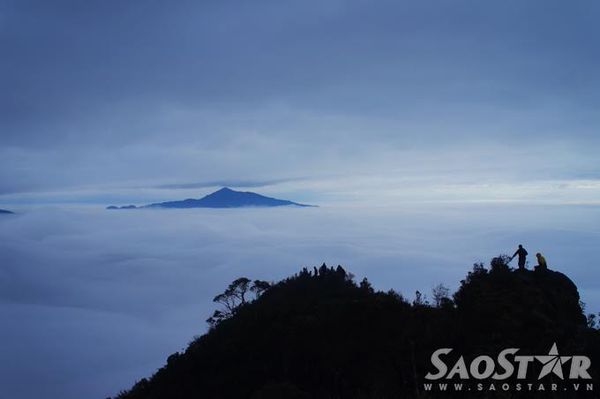 Mốc 2800m, nơi được coi là thiên đường mây của cả dẫy Bạch Mộc Lương Tử, cũng là nơi tạo nên thương hiệu mây cho ngọn núi cao thứ 4 Việt Nam này. Từ lán cắm trại qua đêm 2100m bạn sẽ phải mất chừng 2h leo không ngưng nghỉ để có thể đuổi bắt bình minh trên mây nơi đây.