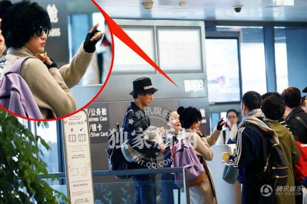 Theo ghi nhận của phóng viên, Châu Tấn và Lưu Sướng đã cùng đặt vé máy bay du lịch, đi ăn chung. Một vài trang tin cho rằng, nữ diễn viên nổi tiếng đã cặp kè với người mẫu trẻ sau lưng ông chồng nổi tiếng.