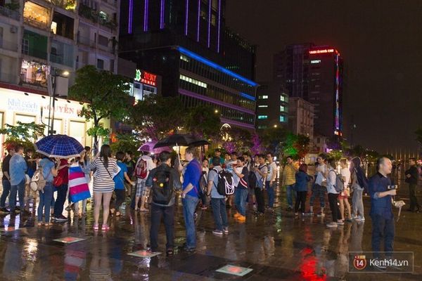 Cơn mưa Sài Gòn không cản được các bạn trẻ ra đường kỷ niệm "Ngày lịch sử 24/11" với cộng đồng người chuyển giới Việt Nam.