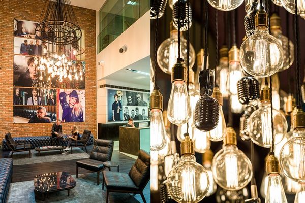 WARNER MUSIC UK mới xây trụ sở mới tại London năm 2015 theo phong cách Rock n' Roll với bóng đèn tròn thả ánh vàng ấm áp, sàn gỗ, khung cửa đen xen lẫn màu xanh lá chạy dọc khắp hành lang... Ngoài ra còn có ghế da và dàn âm thanh cổ mang đậm hơi hướng vintage khiến nhân viên cảm thấy nhẹ nhõm và thoải mái để làm việc.