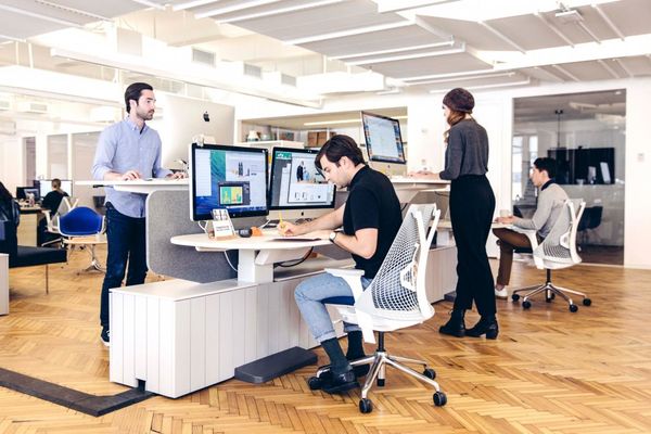 Trụ sở của công ty lập trình Harry tại New York được thiết kế mở, ghế ngồi không hề cố định, nhân viên có thể đứng làm việc nếu thích. Dễ dàng tiếp cận và linh hoạt là tinh thần chủ đạo của văn phòng này.