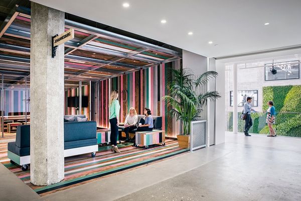 Trụ sở của AirBnb tại San Francisco, với tổng diện tích 107.000 m2. Từ phòng họp đến góc cà phê đều trang trí theo chủ đề là nét đặc sắc văn hóa của tất cả những quốc gia có văn phòng của AirBnb, ví dụ như khu dân cư nhiều màu sắc ở Johannesburg là ý tưởng thiết kế phòng họp này. Nhân viên sẽ có cảm giác như được trải nghiệm trong không gian tại chính những nơi mà có lẽ họ sẽ mất cả đời mới đi hết.