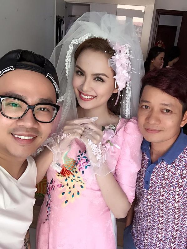 Cô dâu Diễm Hương trông rất rạng rỡ và xinh đẹp chuẩn bị đón nhà trai đến. Ảnh: Minh Lộc.
