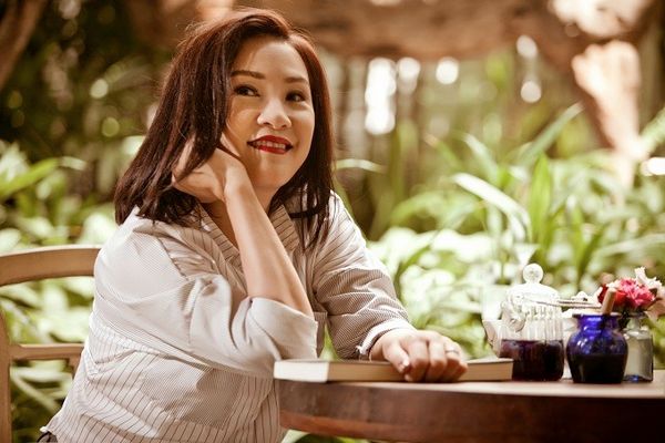 Dù đã bước qua tuổi 50, Hồng Đào vẫn duy trì sự trẻ trung, quyến rũ nhờ gu thời trang thanh lịch mà sang trọng của mình.