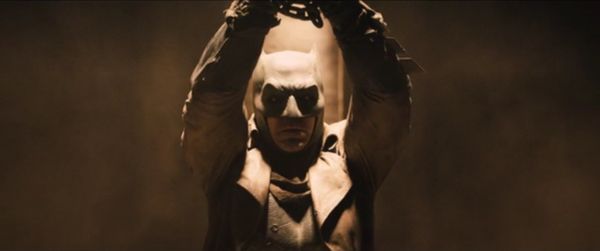 Teaser mở đầu bằng cảnh Batman bị trói trong một căn hầm tối tăm, bên cạnh anh còn vài người khác cũng bị trói như vậy.