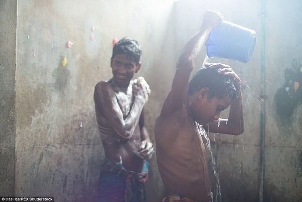 Theo tổ chức UNICEF, hàng triệu trẻ em trong độ tuổi 10-14 bị buộc phải lao động kiếm tiền trong những xưởng như thế này. Thử mở rộng độ tuổi ra xem, con số sẽ còn lớn đến nhường nào?