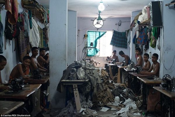 Các xưởng may trong khu vực Bangladesh thường là một căn phòng nhỏ với khoảng 15 máy may, không hề có lối thoát hiểm đề phòng trường hợp khẩn cấp. Thậm chí đến bình cứu hỏa cũng không hề được trang bị, mặc dù đồ đạc trong phòng đều rất dễ cháy.