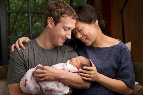 Hình ảnh hạnh phúc của cặp vợ chồng Mark - Priscilla bên con gái mới sinh .