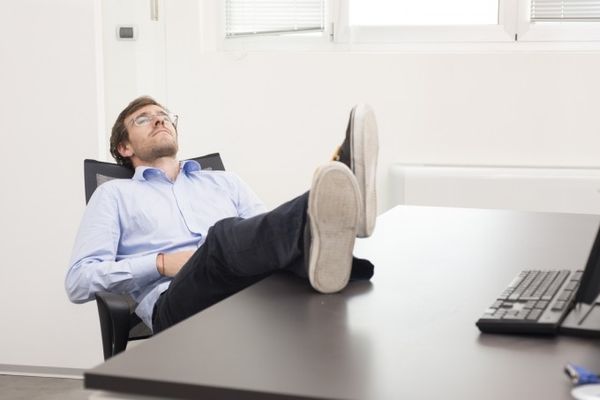Thiếu trách nhiệm, không hoàn thành kế hoạch, chẳng bao giờ giữ lời hứa của mình và hay đi làm muộn.