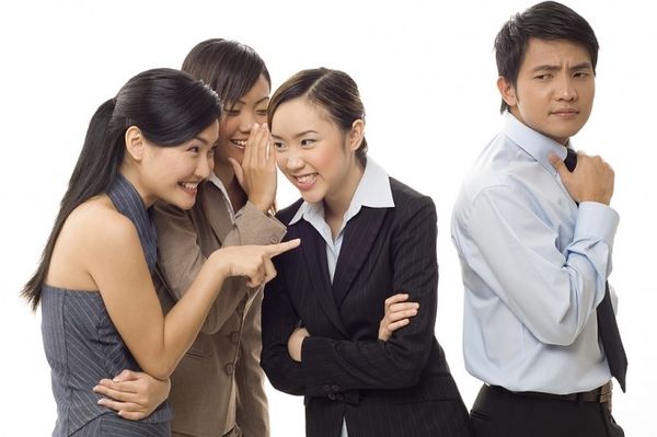 Chuyên ngồi lê đôi mách, nói xấu người này với người kia, gây ảnh hưởng xấu đến tinh thần đoàn kết của các nhân viên cũng như văn hóa của công ty.