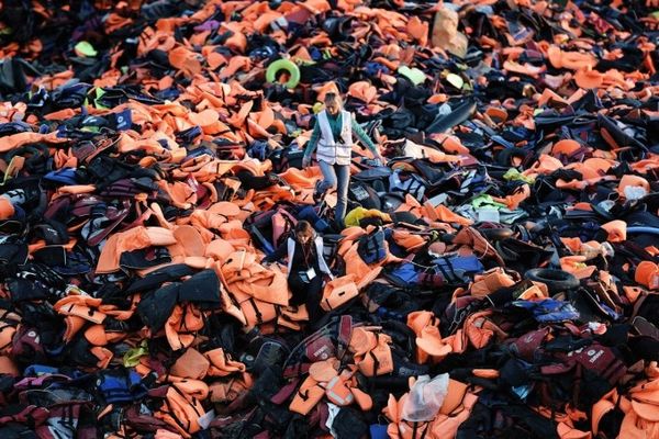 Cả trăm ngàn chiếc áo phao cứu sinh chất đống cả một ngọn núi tại đảo Lesbos, Hy Lạp do những người nhập cư từ Syria bỏ lại khi trôi dạt đến đây để xin tị nạn ở Châu Âu.