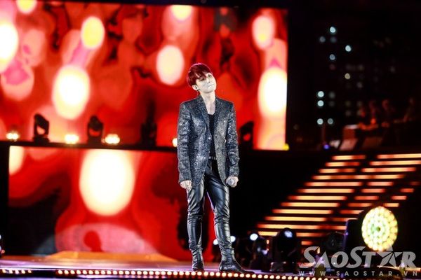 Đây chính là chiếc áo Hoàng Ku tiết lộ sẽ được Sơn Tùng mặc trong đêm mai. Chiếc áo Saint Laurent nằm trong bộ sưu tập Fall winter 2015-2016, là mặt hàng giới hạn chỉ có vài chiếc trên thế giới. Chiếc áo có giá 9.500 USD.