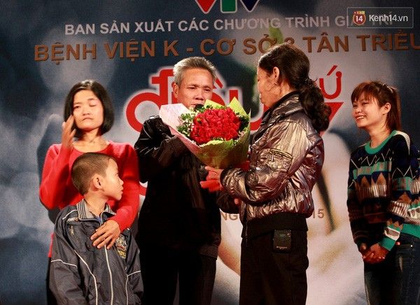 Bó hoa hồng đỏ thắm mà người chồng thân yêu dành tặng cho bà Hoa nhân ngày đoàn tụ nhờ chương trình Điều ước thứ 7.