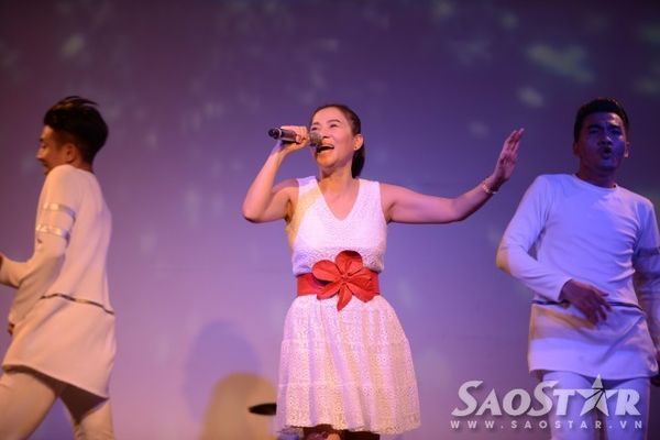 Ở phần sau của chương trình, Thu Minh gửi đến các fan chuỗi bản hit gồm: Just Love, Đừng yêu, Taxi, Đường cong, Xinh...