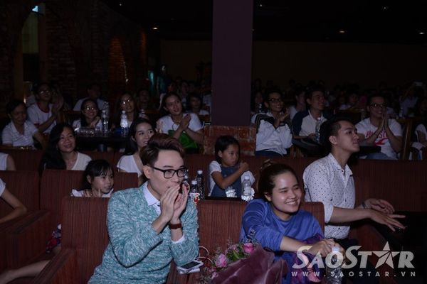 Trúc Nhân liên tiếp cổ vũ "cô giáo". 3 ngày qua, anh nhận được nhiều lời khen từ giới chuyên môn lẫn khán giả khi trình làng sản phẩm âm nhạc mang tên Thật bất ngờ.