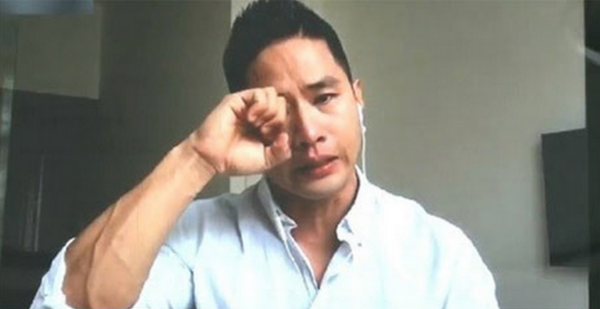 Năm 2002, nam ca sĩ Yoo Seung Jun - thời điểm đang ở đỉnh cao sự nghiệp, nhập quốc tịch Mỹ sau khi nhận được giấy gọi nhập ngũ. Hành động này của Yoo Seung Jun khiến công chúng nổi giận vì trốn tránh nghĩa vụ quân sự, chính quyền nước nhà cũng ban lệnh cấm nhập cảnh tại Hàn Quốc. Tháng 11/2015, sau 13 năm làm công dân Mỹ, Yoo Seung Jun kiện đại sứ Hàn Quốc ở Mỹ vì từ chối visa đến Hàn Quốc. Nam ca sĩ nói rằng anh chỉ được cấp loại visa F4 Hàn Kiều và muốn đấu tranh để quay về quê hương.