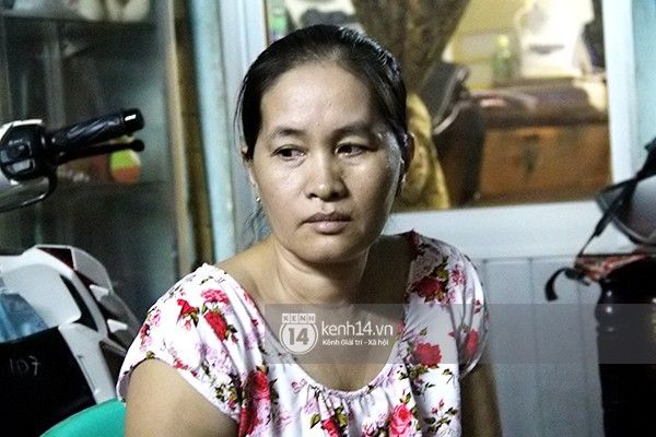 Dì út Ngọc Trinh xúc động rươm rướm nước mắt vì lâu lâu ra đường lại nghe người ta bàn tán về chuyện Ngọc Trinh nói hận gia đình bên ngoại