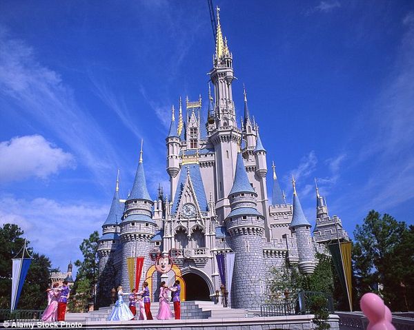 Đứng đầu danh sách không nằm ngoài dự đoán là công viên Disney tại các thành phố nổi tiếng trên thế giới như Paris, California, Florida, Hong Kong, Tokyo và sắp tới là Thượng Hải.