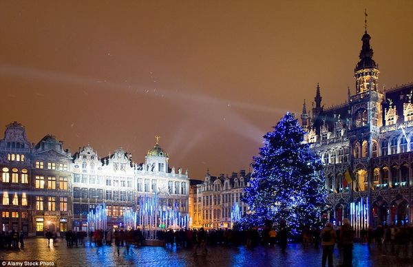 Cây thông Noel bên cạnh Grand Palace tại thành phố Brussels, Bỉ là địa điểm đón Giáng sinh lý tưởng và tuyệt đẹp cho người dân và khách du lịch.