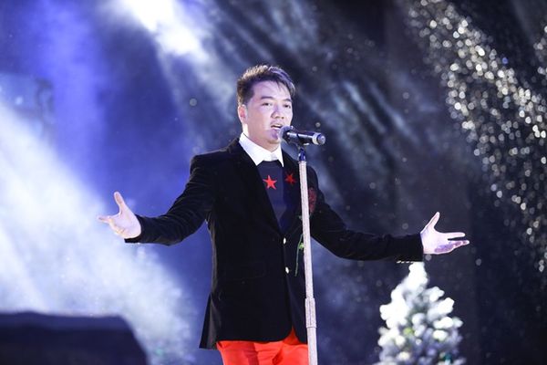 Tối 13/12, liveshow Ô kìa… Đông của Đàm Vĩnh Hưng đã diễn ra tại sân khấu 126 (TP HCM). Trong chương trình, anh mang đến nhiều tiết mục thú vị, qua đó giúp khán giả có một đêm thưởng thức âm nhạc đầy cảm xúc. Mở màn, nam ca sĩ thể hiện hai ca khúc gồm: Người tình mùa đông và Bây giờ tháng mấy với phần minh họa từ vũ đoàn ABC.