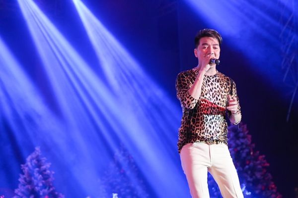 Đàm Vĩnh Hưng tiếp tục gửi đến người hâm mộ chuỗi ca khúc như Mùa đông mong manh, Sầu đông hay Trốn tránh kỷ niệm.