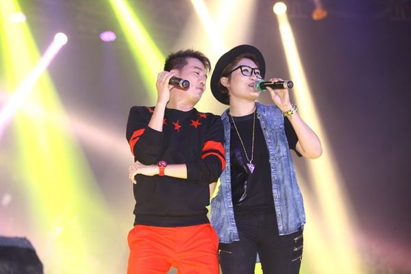 Vicky Nhung xuất hiện trên sân khấu. Cô song ca với “sự phụ” mình nhạc phẩm Người tình trăm năm. Nữ ca sĩ theo đuổi hình tượng tomboy chia sẻ, nếu không có sự kết hợp ngẫu hứng thì bản thân chẳng bao giờ dám nghĩ mình sẽ hát thể loại âm nhạc này.