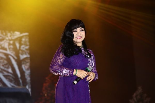 Nữ danh ca Hương Lan tái ngộ khán giả trong lần về thăm quê hương này với Mùa đông của anh và Đêm gành hào nghe điệu hoài lang.