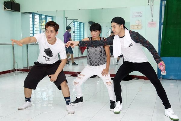 Mới đây, một trong những bất ngờ được ê-kíp sản xuất tiết lộ là màn kết hợp giữa nam ca sĩ sinh năm 1988 với “chị Chanh” - cảnh cả hai miệt mài trong phòng tập nhảy. Nếu như họ từng nhiều dịp song ca hit ballad đổi thay thì lần này “cặp đôi” sẽ thể hiện bài hát thuộc thể loại dance có tiết tấu sôi động lẫn vũ đạo bắt mắt.