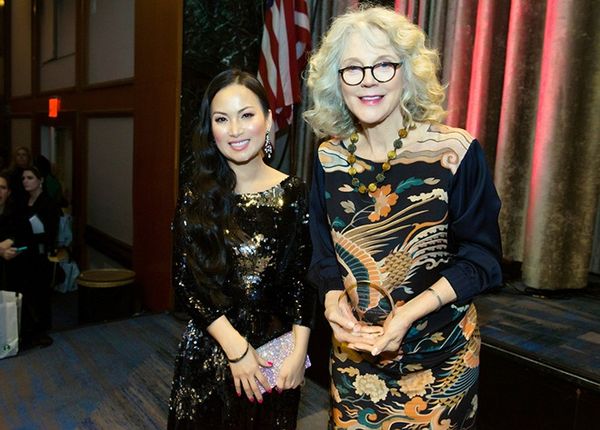 Hà Phương tranh thủ lưu giữ khoảnh khắc đáng nhờ cùng Blythe Danner - người từng thắng giải Tony và Emmy, đồng thời là mẹ của nữ diễn viên nổi tiếng Gwyneth Paltrow.