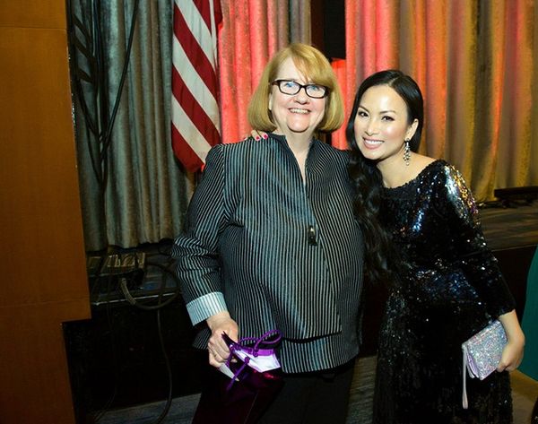 Đặc biệt, Hà Phương còn gặp gỡ Terry Lawler - giám đốc điều hành tổ chức Woman In Film. Họ trò chuyện sôi nổi về các hoạt động của Woman In Film trong thời gian qua cũng như những dự định mới trong tương lai. Từ khi trở thành thành viên của tổ chức phi lợi nhuận này, cô nhiệt tình đóng góp tài chính và tích cực tham gia hoạt động, nhằm góp phần giúp đỡ, hỗ trợ cho các phụ nữ trên khắp thế giới theo đuổi giấc mơ nghệ thuật.
