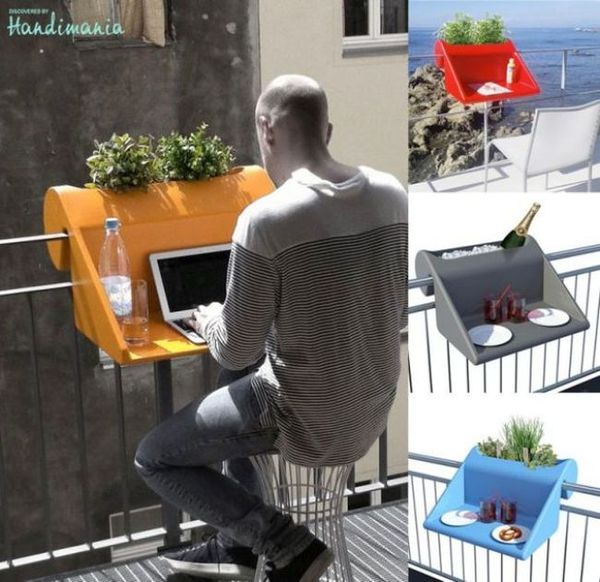 Bàn làm việc kiêm giá trồng hoa ngay ngoài ban công.