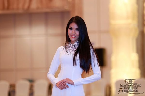 Trong ngày kế tiếp, các thí sinh bước vào chuỗi hoạt động chính của cuộc thi bằng thử thách Dance of the World - Các điệu nhảy của thế giới. Tuy phần dự thi không tính điểm nhưng đây được xem là lần ra mắt quan trọng để tất cả người đẹp tạo dấu ấn với ban giám khảo. Giữa “rừng” cô gái diện trang phục đầy màu sắc, Lan Khuê chọn cho mình chiếc áo dài trắng tinh khôi cùng lối trang điểm nhẹ nhàng và mái tóc đen buông dài óng ả.