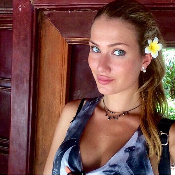 Mireia Lalaguna Royo điệu đà gắn hoa lên tóc khi selfie ở một khu nghỉ dưỡng ở Ninh Bình.