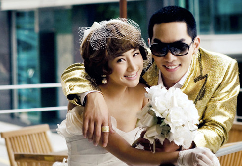 Rapper Crown J và giọng ca gợi cảm Seo In Young tham gia từ những ngày đầu tiên của We Got Married cho tới tập thứ 41. Họ hợp nhau ở sở thích âm nhạc và thời trang, lối sống hướng ngoại. Sự ăn ý của “cặp vợ chồng” này chiếm được cảm tình của khán giả.
