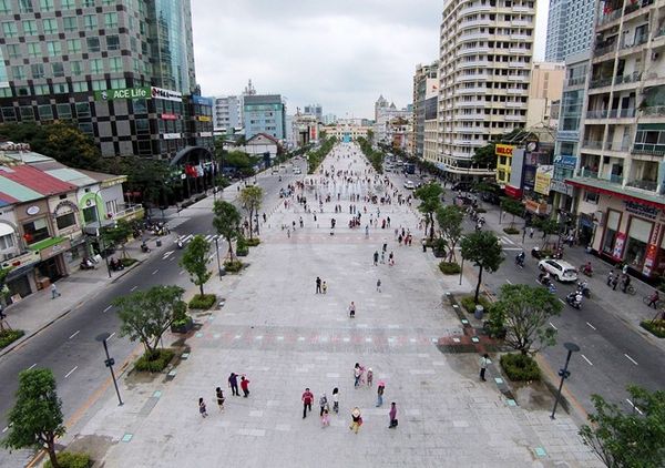 Sau một năm tạm dời đến đường Hàm Nghi, đường hoa Tết Bính Thân 2016 năm nay được tổ chức trên phố đi bộ Nguyễn Huệ (quận 1, TP HCM). Thời gian thi công khoảng 11 ngày, từ 7h ngày 26/1/2016 (17 tháng Chạp Âm lịch) đến 18h ngày 5/2/2016 (27 tháng Chạp Âm lịch). Ảnh: Lê Quân.