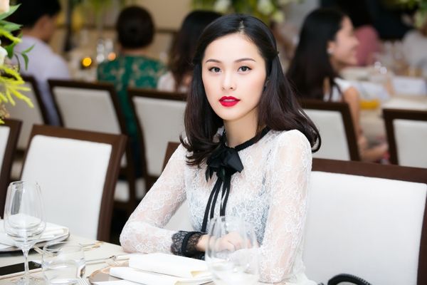 Chuyện tình của nữ diễn viên Tấm Cám với đại gia phố núi trở thành đề tài bàn tán xôn xao trên mạng trong thời gian gần đây đã khiến hot girl trẻ hạn chế xuất hiện ở các sự kiện. Tuy vậy, gương mặt đẹp hút hồn cùng độ nổi tiếng giúp cô thu hút các nhãn hàng quảng cáo, sự kiện.