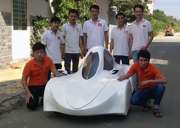 Nhóm sinh viên bên chiếc xe mới hoàn thành. Tiến sĩ Lâm Thành Hiển - Phó hiệu trưởng trường Đại học Lạc Hồng cho biết: "Để đưa sản phẩm của các em ứng dụng vào cuộc sống còn rất nhiều vấn đề. Trước mắt, nhà trường tạo điều kiện và hỗ trợ vật chất, động viên tinh thần để sinh viên có thể phát huy khả năng sáng tạo. Những chiếc xe mà các em làm ra đều được đánh giá cao".